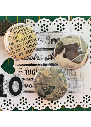 Savoirs Arrachés — Lot de 3 badges upcyclés de vieux livres (32 mm)