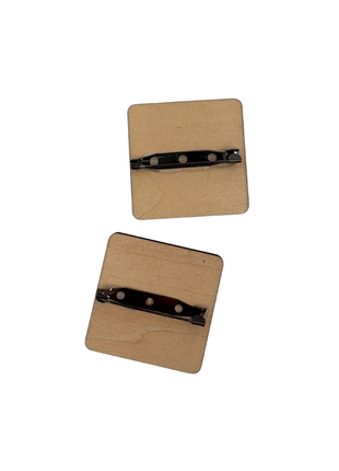 Broche en bois à message