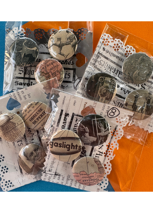 Savoirs Arrachés — Lot de 3 badges upcyclés de vieux livres (32 mm)