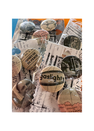 Savoirs Arrachés — Lot de 3 badges upcyclés de vieux livres (32 mm)