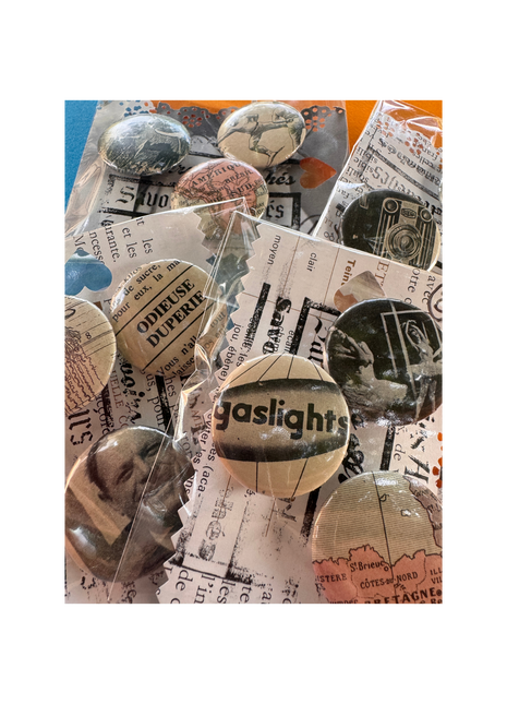 Savoirs Arrachés — Lot de 3 badges upcyclés de vieux livres (32 mm)