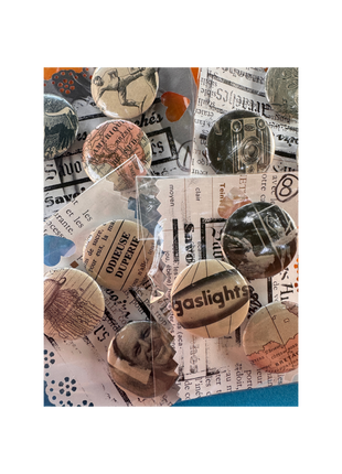 Savoirs Arrachés — Lot de 3 badges upcyclés de vieux livres (32 mm)