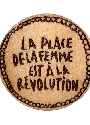 Badge bois gravé à message — féministe & militant