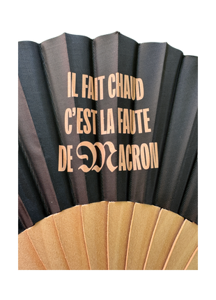 Éventail « Il fait chaud c'est la faute de Macron »