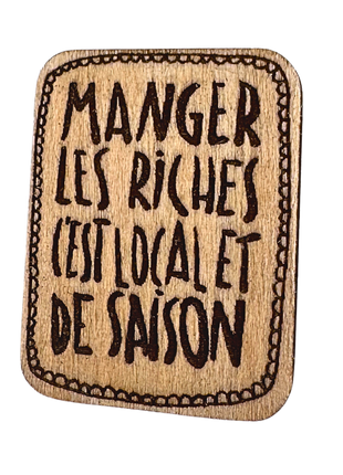 Badge bois gravé à message — féministe & militant