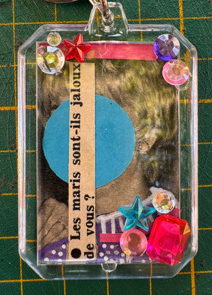 Porte-clé collage original n°3 — Maris jaloux, Pièce unique 3 × 5 cm