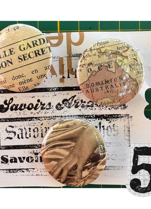 Savoirs Arrachés — Lot de 3 badges upcyclés de vieux livres (32 mm)