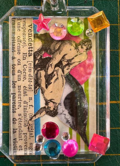 Porte-clé collage original n°2 — Vendetta, Pièce unique 3 × 5 cm