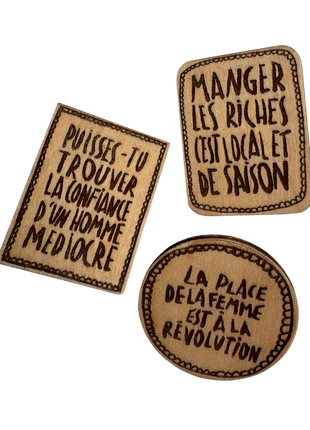 Badge bois gravé à message — féministe & militant