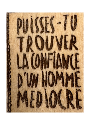 Badge bois gravé à message — féministe & militant