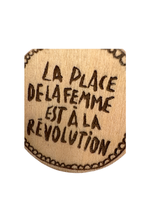 Badge bois gravé à message — féministe & militant