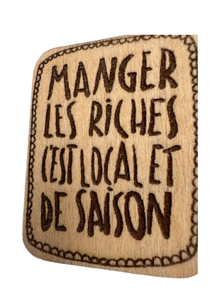 Badge bois gravé à message — féministe & militant