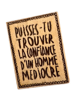 Badge bois gravé à message — féministe & militant