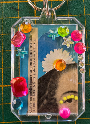 Porte-clé collage original n°1 — Des cris vains, écrivains , Pièce unique 3 × 5 cm