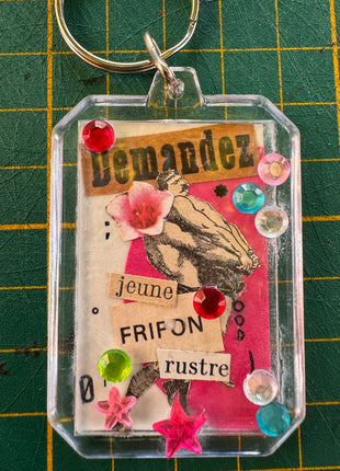 Porte-clé collage original n°5 — Jeune fripon rustre, Pièce unique 3 × 5 cm