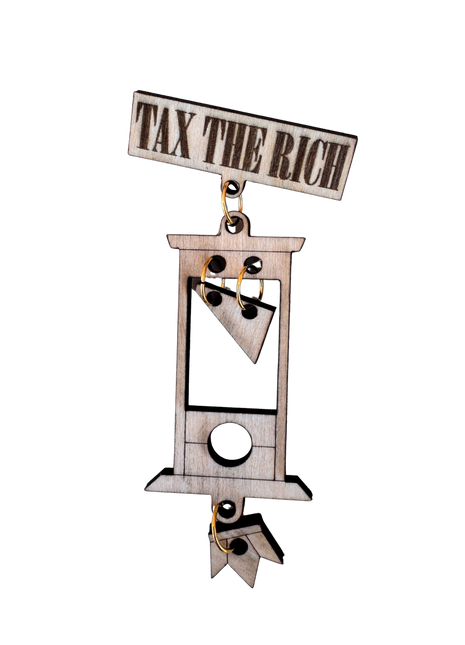 Broche en bois « Tax the rich » — guillotine gravée