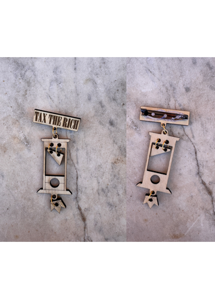 Broche en bois Tax the rich — guillotine gravée