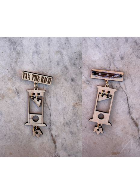 Broche en bois Tax the rich — guillotine gravée