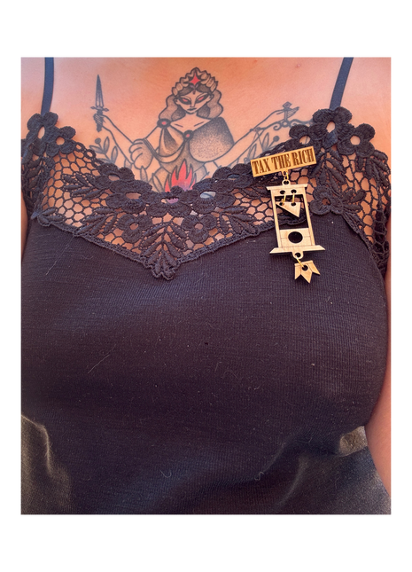 Broche en bois « Tax the rich » — guillotine gravée