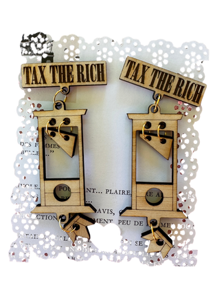 Broche en bois « Tax the rich » — guillotine gravée