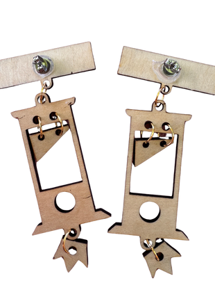Broche en bois « Tax the rich » — guillotine gravée