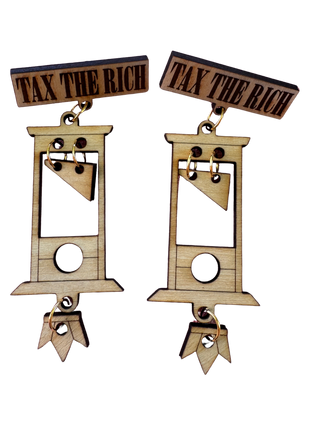 Broche en bois « Tax the rich » — guillotine gravée