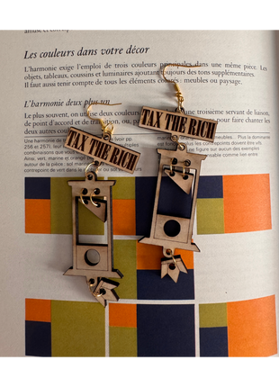 Broche ou boucle d’oreille en bois « Tax the rich » — guillotine gravée